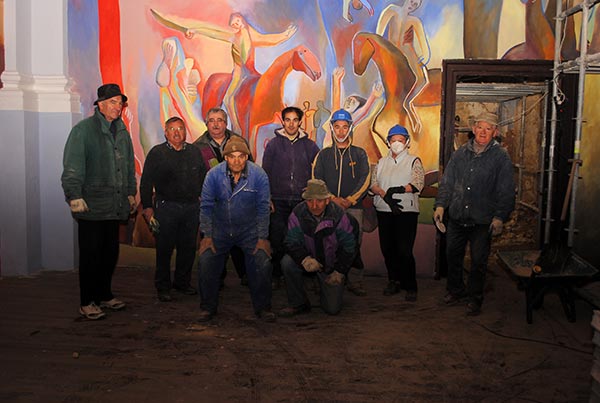 Trabajadores de la restauración de la Iglesia de Antezana de Foronda