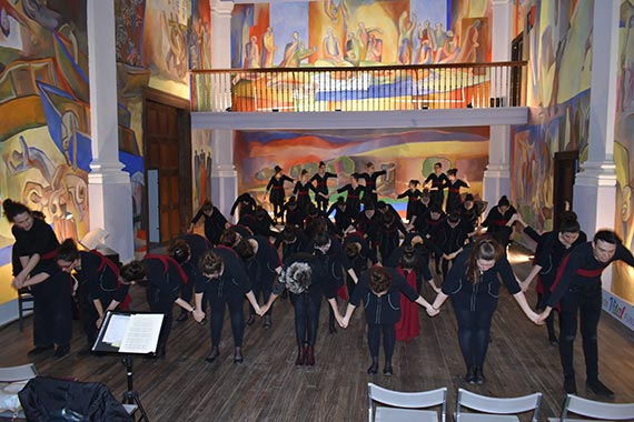 Actuación de coro en la iglesia de Antezana de Foronda